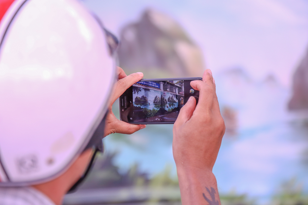 Bức tường cũ kỹ dài 60m bỗng biến thành những bức tranh phong cảnh quê hương 3 miền giữa Sài Gòn - Ảnh 7. Bức tường cũ kỹ dài 60m bỗng biến thành những bức tranh phong cảnh quê hương 3 miền giữa Sài Gòn - Ảnh 7.