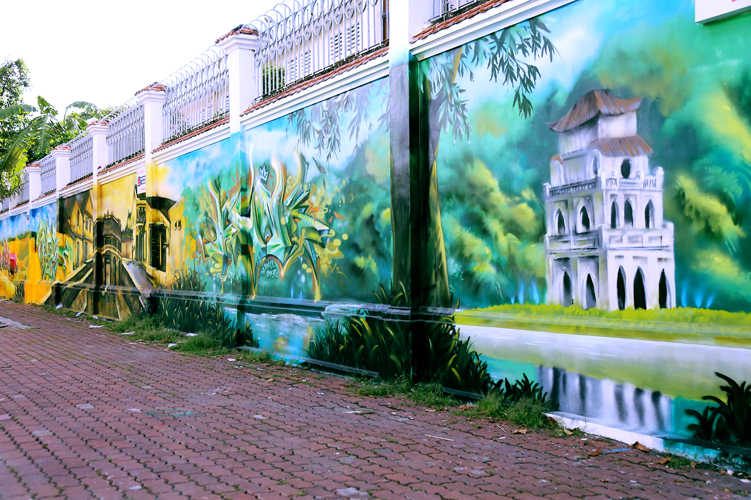 Bức tường cũ kỹ dài 60m bỗng biến thành những bức tranh phong cảnh quê hương 3 miền giữa Sài Gòn - Ảnh 5. Bức tường cũ kỹ dài 60m bỗng biến thành những bức tranh phong cảnh quê hương 3 miền giữa Sài Gòn - Ảnh 5.