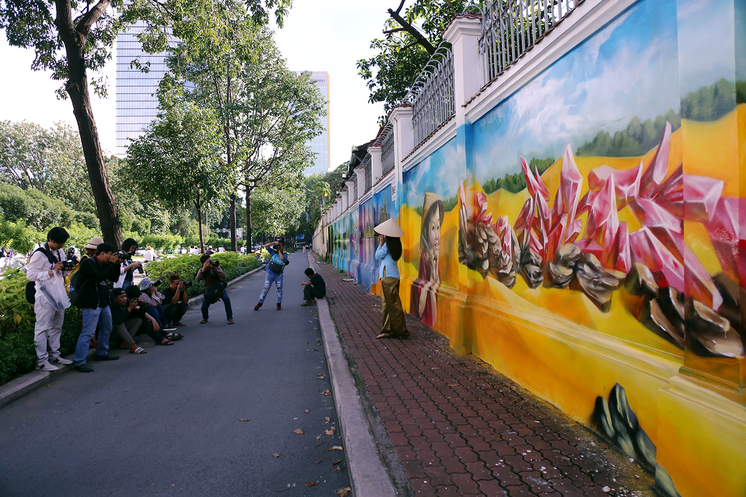 Bức tường cũ kỹ dài 60m bỗng biến thành những bức tranh phong cảnh quê hương 3 miền giữa Sài Gòn - Ảnh 16. Bức tường cũ kỹ dài 60m bỗng biến thành những bức tranh phong cảnh quê hương 3 miền giữa Sài Gòn - Ảnh 16.