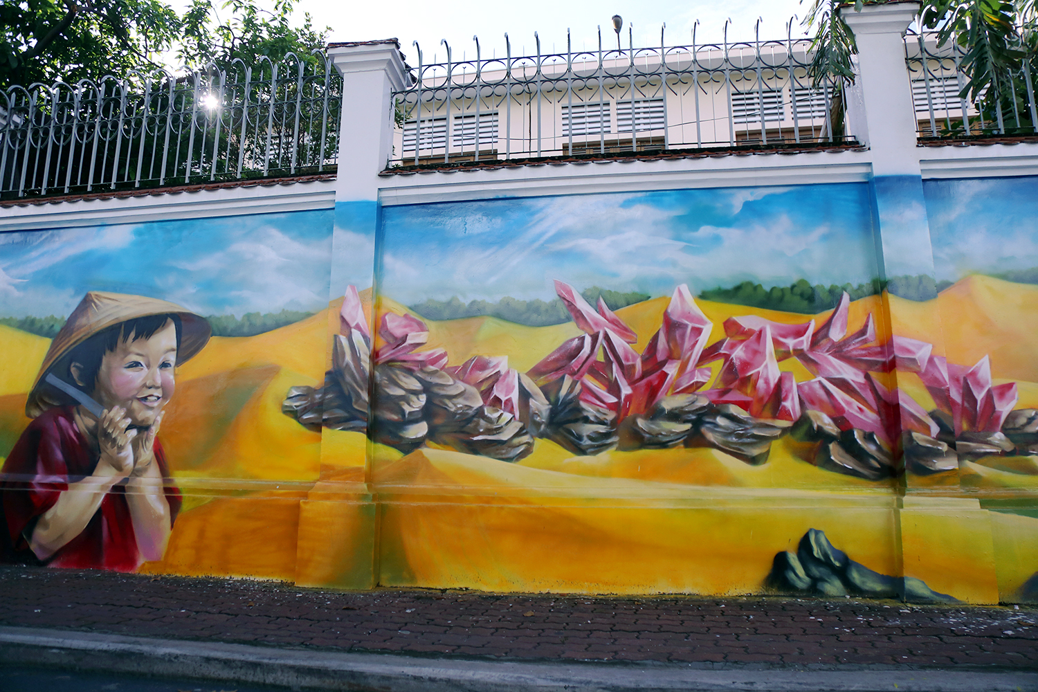 Bức tường cũ kỹ dài 60m bỗng biến thành những bức tranh phong cảnh quê hương 3 miền giữa Sài Gòn - Ảnh 13. Bức tường cũ kỹ dài 60m bỗng biến thành những bức tranh phong cảnh quê hương 3 miền giữa Sài Gòn - Ảnh 13.