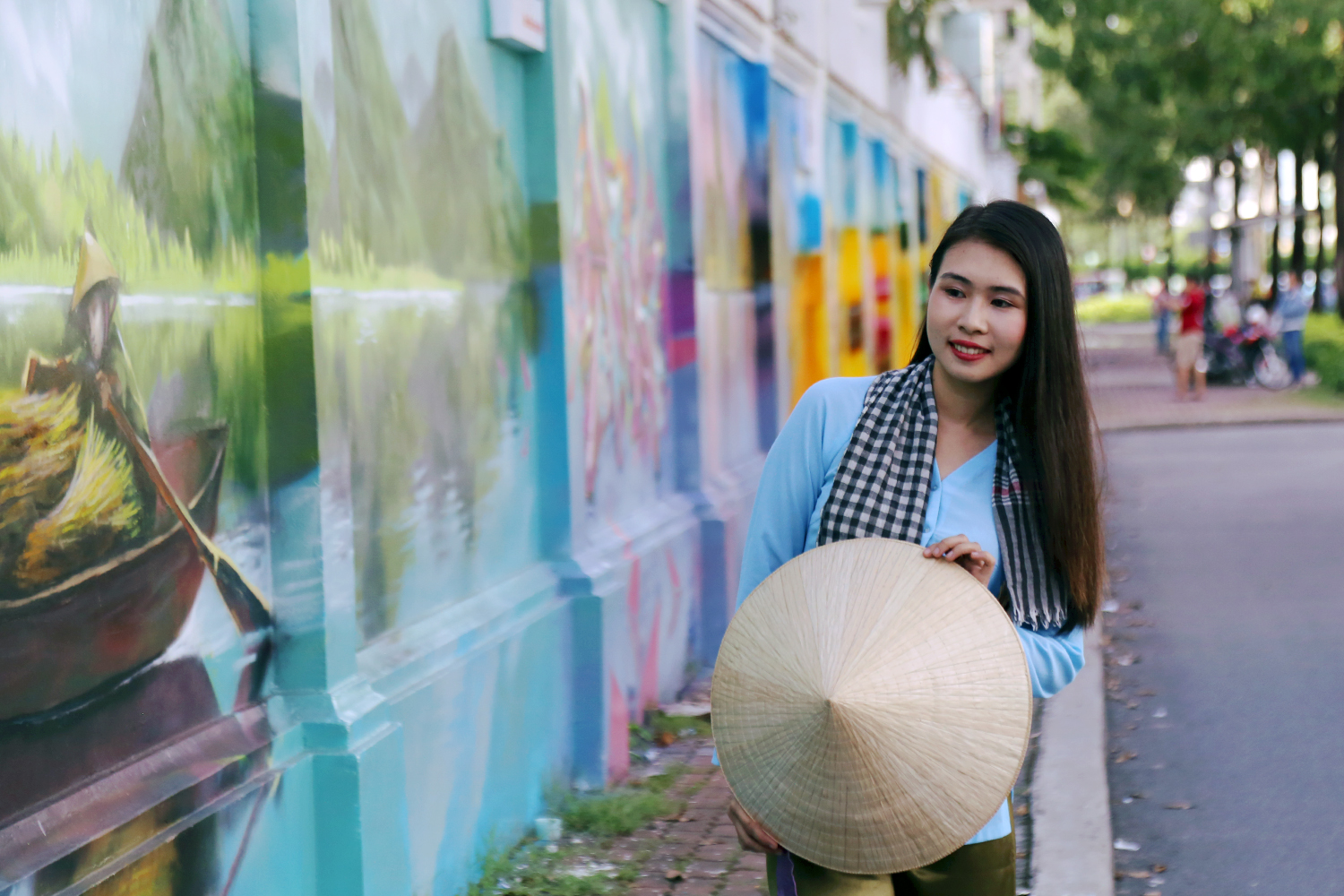 Bức tường cũ kỹ dài 60m bỗng biến thành những bức tranh phong cảnh quê hương 3 miền giữa Sài Gòn - Ảnh 11. Bức tường cũ kỹ dài 60m bỗng biến thành những bức tranh phong cảnh quê hương 3 miền giữa Sài Gòn - Ảnh 11.