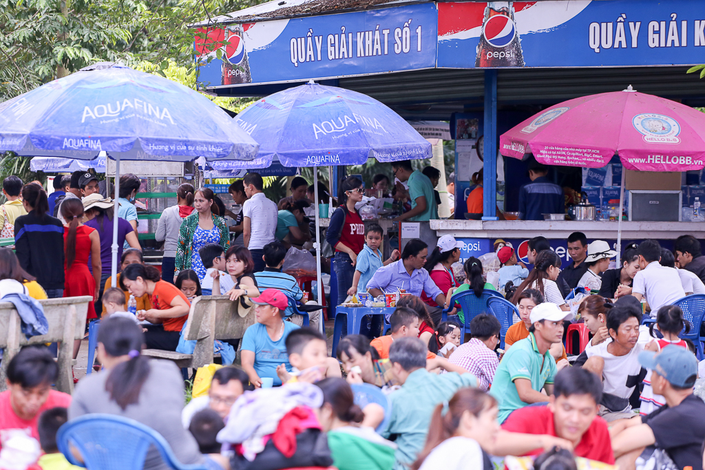 Hàng nghìn người đổ về Thảo Cầm Viên Sài Gòn dựng lều, mắc võng trốn nắng gắt trong ngày lễ 2/9 - Ảnh 5. Hàng nghìn người đổ về Thảo Cầm Viên Sài Gòn dựng lều, mắc võng trốn nắng gắt trong ngày lễ 2/9 - Ảnh 5.