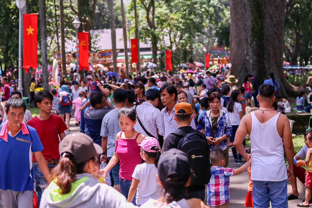 Hàng nghìn người đổ về Thảo Cầm Viên Sài Gòn dựng lều, mắc võng trốn nắng gắt trong ngày lễ 2/9 - Ảnh 1. Hàng nghìn người đổ về Thảo Cầm Viên Sài Gòn dựng lều, mắc võng trốn nắng gắt trong ngày lễ 2/9 - Ảnh 1.