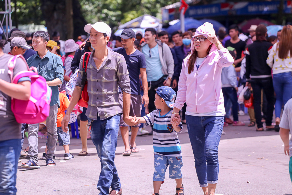 Hàng nghìn người đổ về Thảo Cầm Viên Sài Gòn dựng lều, mắc võng trốn nắng gắt trong ngày lễ 2/9 - Ảnh 14. Hàng nghìn người đổ về Thảo Cầm Viên Sài Gòn dựng lều, mắc võng trốn nắng gắt trong ngày lễ 2/9 - Ảnh 14.