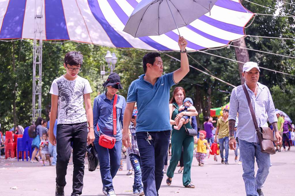 Hàng nghìn người đổ về Thảo Cầm Viên Sài Gòn dựng lều, mắc võng trốn nắng gắt trong ngày lễ 2/9 - Ảnh 8. Hàng nghìn người đổ về Thảo Cầm Viên Sài Gòn dựng lều, mắc võng trốn nắng gắt trong ngày lễ 2/9 - Ảnh 8.