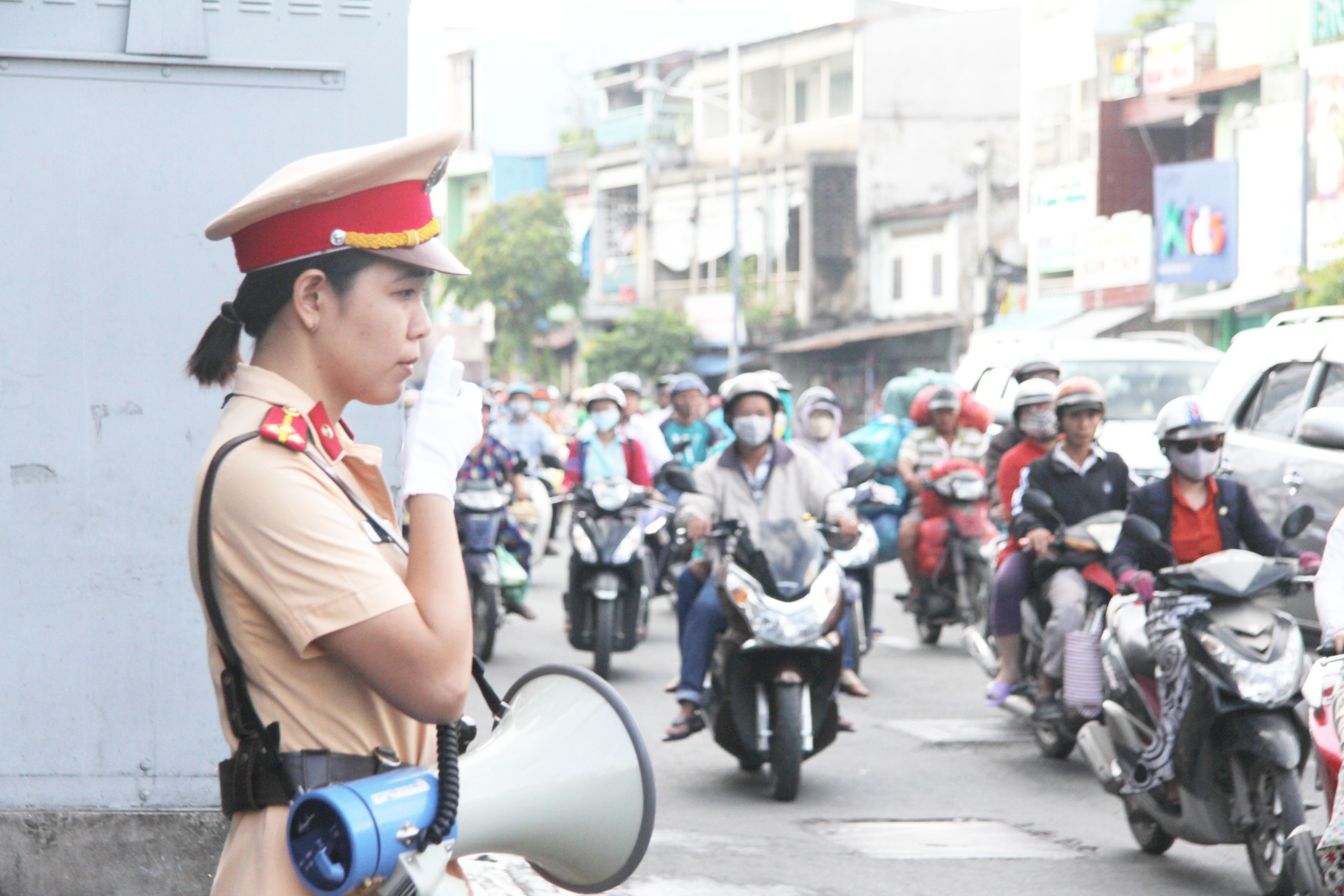 CSGT tuyên truyền phát loa chống ùn tắc giao thông ở Sài Gòn - Ảnh 2. CSGT tuyên truyền phát loa chống ùn tắc giao thông ở Sài Gòn - Ảnh 2.