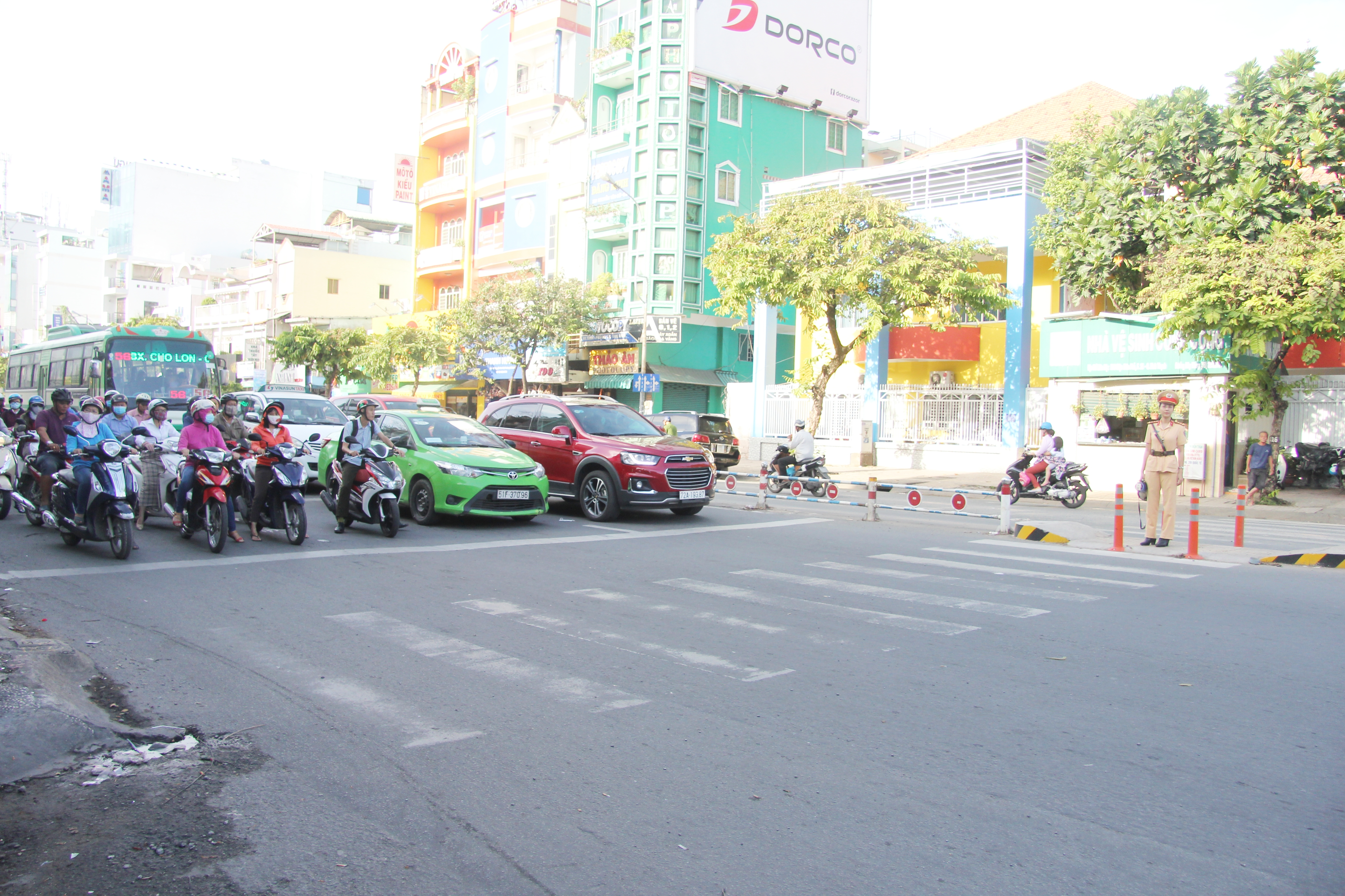 CSGT tuyên truyền phát loa chống ùn tắc giao thông ở Sài Gòn - Ảnh 3. CSGT tuyên truyền phát loa chống ùn tắc giao thông ở Sài Gòn - Ảnh 3.