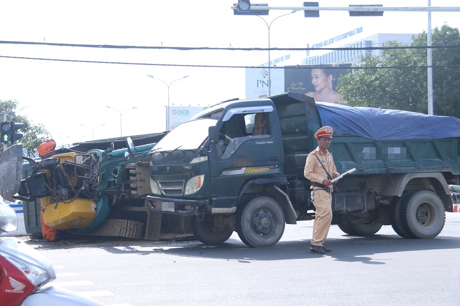 Xe tải lật ngang trước đường dẫn vào sân bay Đà Nẵng, giao thông hỗn loạn - Ảnh 3. Xe tải lật ngang trước đường dẫn vào sân bay Đà Nẵng, giao thông hỗn loạn - Ảnh 3.