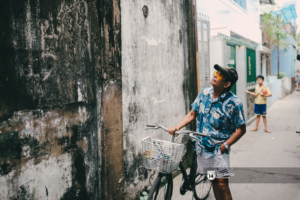 Tìm đâu xa xôi, nhìn những bức vẽ của ông giáo già trên ngõ hẻm Sài Gòn là thấy Tết về gần lắm rồi! - Ảnh 1. Tìm đâu xa xôi, nhìn những bức vẽ của ông giáo già trên ngõ hẻm Sài Gòn là thấy Tết về gần lắm rồi! - Ảnh 1.