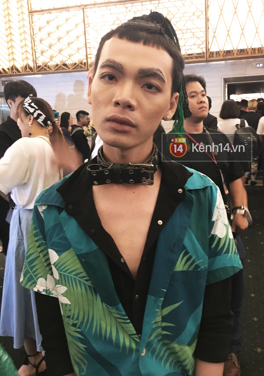 Lông mày lá dừa, trai mặc đầm xuyên thấu: VIFW 2017 mới 2 ngày đã hội tụ đủ thời trang lạ! - Ảnh 1. Lông mày lá dừa, trai mặc đầm xuyên thấu: VIFW 2017 mới 2 ngày đã hội tụ đủ thời trang lạ! - Ảnh 1.