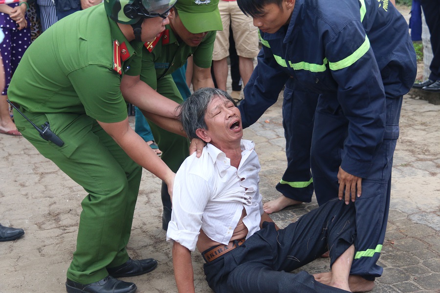 Vụ 3 học sinh lớp 9 chết đuối tại biển Đà Nẵng: Dậy đi con ơi, dậy nhìn mẹ đi con... - Ảnh 5. Vụ 3 học sinh lớp 9 chết đuối tại biển Đà Nẵng: Dậy đi con ơi, dậy nhìn mẹ đi con... - Ảnh 5.