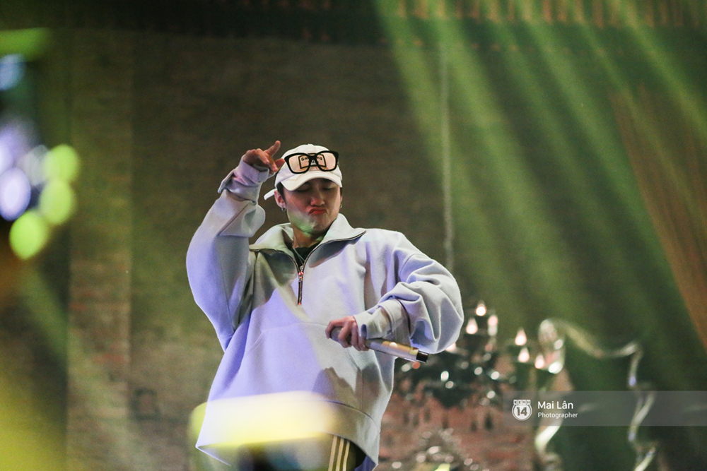 Clip: Sơn Tùng M-TP chinh phục hơn nghìn fan Hà Nội với Lạc Trôi Remix không thể chất hơn! - Ảnh 2. Clip: Sơn Tùng M-TP chinh phục hơn nghìn fan Hà Nội với Lạc Trôi Remix không thể chất hơn! - Ảnh 2.