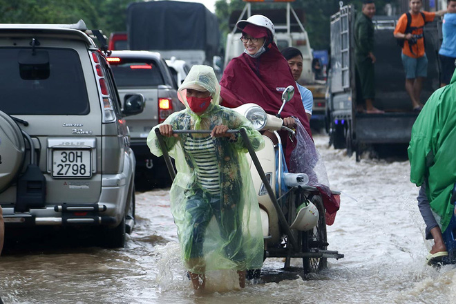 Chùm ảnh: Ngày Hà Nội ngập nặng sau mưa lớn, nghề giải cứu người và xe lại lên ngôi - Ảnh 8. Chùm ảnh: Ngày Hà Nội ngập nặng sau mưa lớn, nghề giải cứu người và xe lại lên ngôi - Ảnh 8.