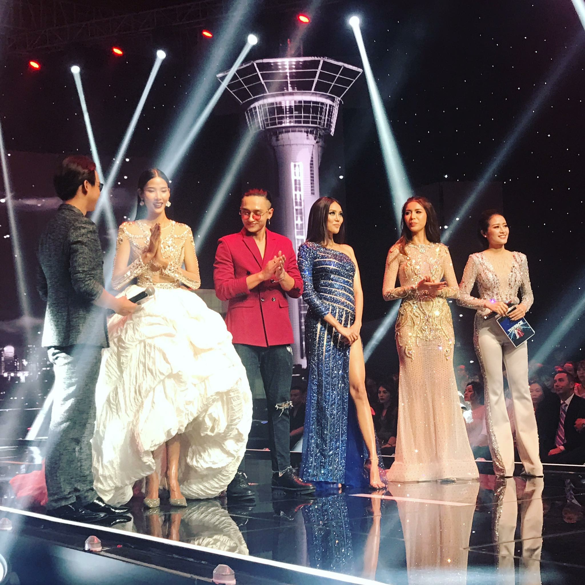 Hoàng Thùy chơi chiêu, cố tình đụng hàng Hà Hồ để chiếm spotlight tại Chung kết The Face? - Ảnh 1. Hoàng Thùy chơi chiêu, cố tình đụng hàng Hà Hồ để chiếm spotlight tại Chung kết The Face? - Ảnh 1.