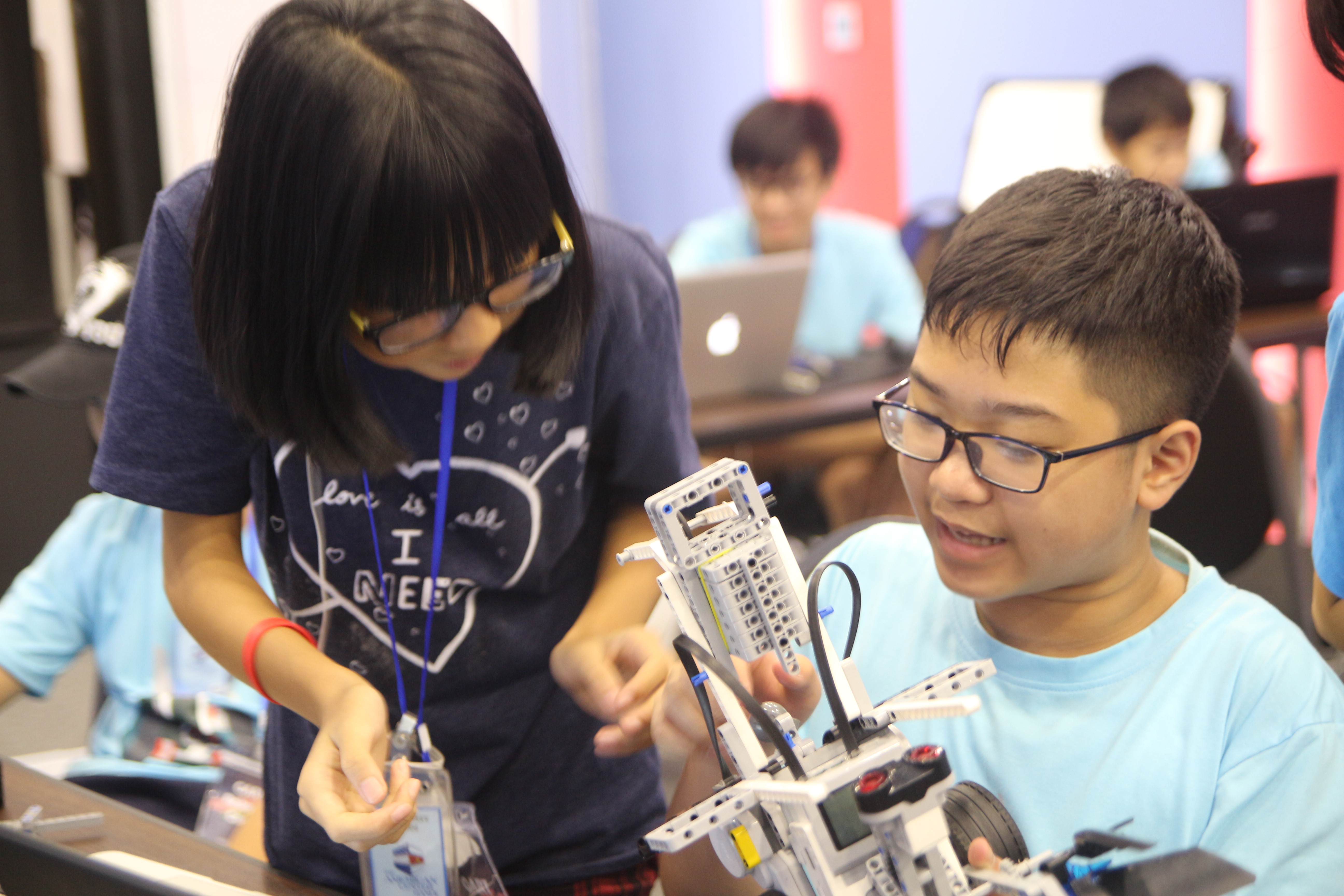 Học sinh trường Ams tổ chức trại hè cho học sinh đam mê khoa học - Ảnh 1. Học sinh trường Ams tổ chức trại hè cho học sinh đam mê khoa học - Ảnh 1.