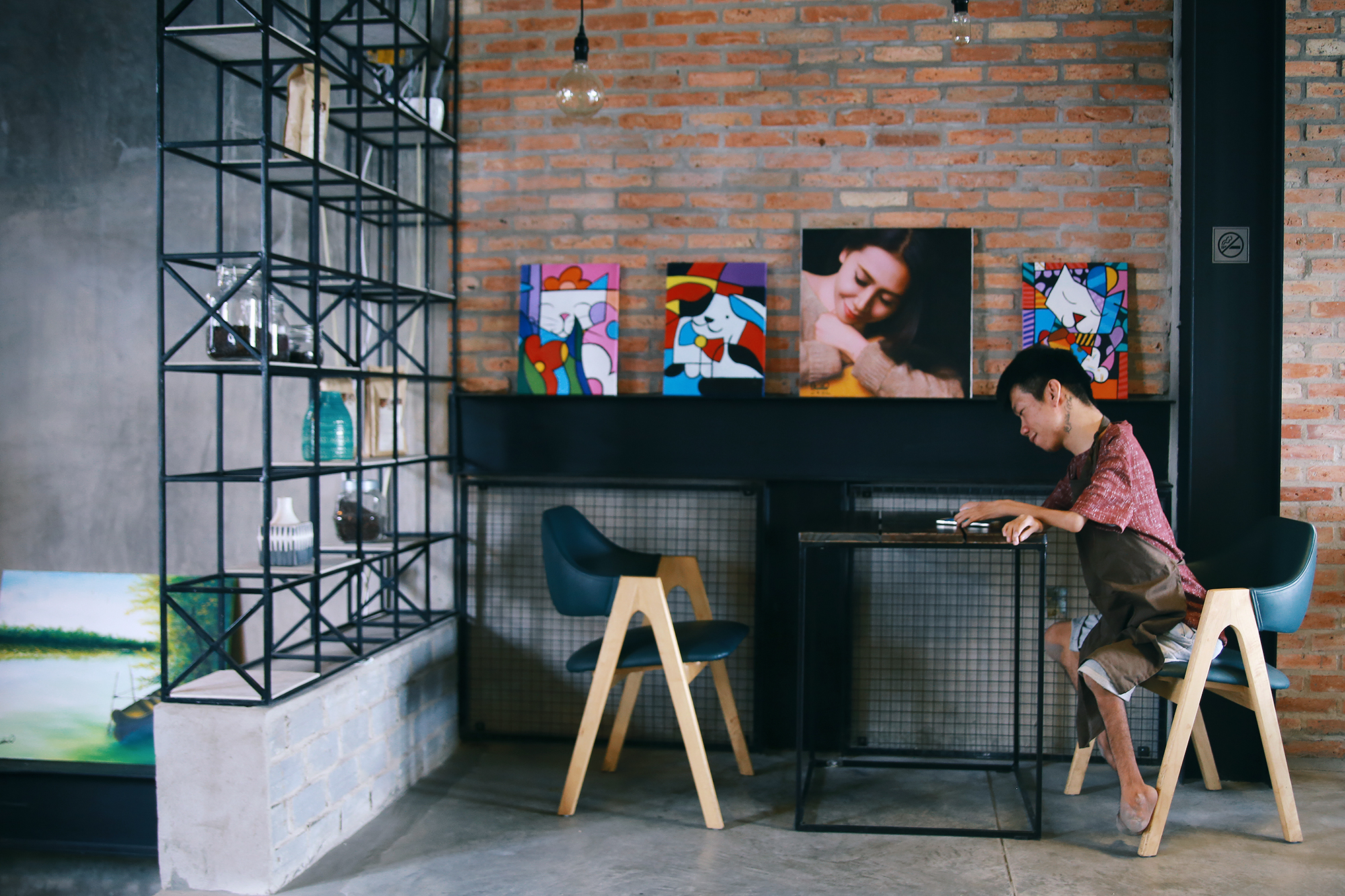 Không chỉ là họa sĩ khuyết tật, Lê Minh Châu đã trở thành chủ quán cafe kết hợp lớp dạy vẽ ở Sài Gòn - Ảnh 4. Không chỉ là họa sĩ khuyết tật, Lê Minh Châu đã trở thành chủ quán cafe kết hợp lớp dạy vẽ ở Sài Gòn - Ảnh 4.