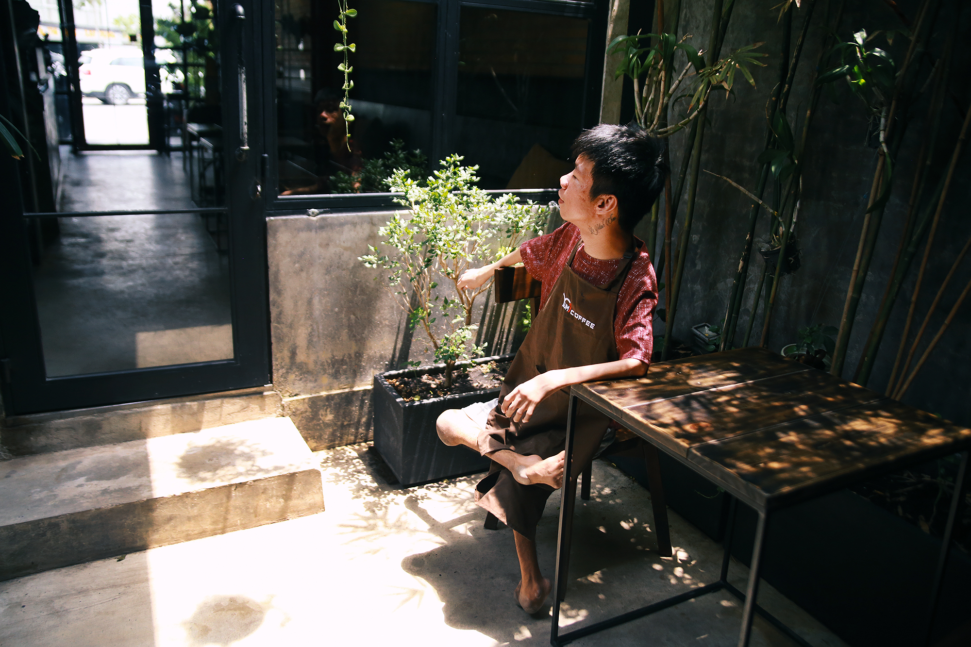 Không chỉ là họa sĩ khuyết tật, Lê Minh Châu đã trở thành chủ quán cafe kết hợp lớp dạy vẽ ở Sài Gòn - Ảnh 7. Không chỉ là họa sĩ khuyết tật, Lê Minh Châu đã trở thành chủ quán cafe kết hợp lớp dạy vẽ ở Sài Gòn - Ảnh 7.