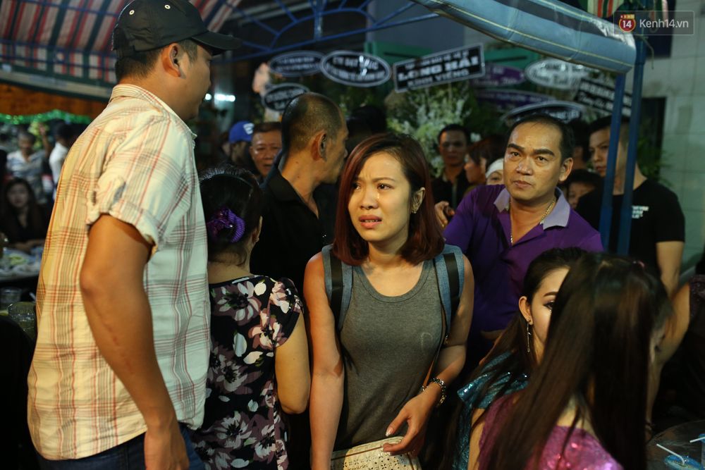 Nghệ sĩ Cát Phượng, vợ chồng Ốc Thanh Vân,... tới viếng danh hài Khánh Nam trong ngày thứ 2 tổ chức tang lễ - Ảnh 9. Nghệ sĩ Cát Phượng, vợ chồng Ốc Thanh Vân,... tới viếng danh hài Khánh Nam trong ngày thứ 2 tổ chức tang lễ - Ảnh 9.