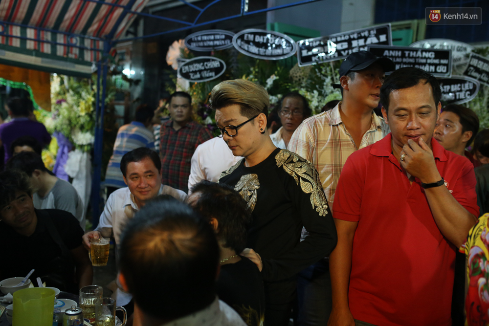 Nghệ sĩ Cát Phượng, vợ chồng Ốc Thanh Vân,... tới viếng danh hài Khánh Nam trong ngày thứ 2 tổ chức tang lễ - Ảnh 5. Nghệ sĩ Cát Phượng, vợ chồng Ốc Thanh Vân,... tới viếng danh hài Khánh Nam trong ngày thứ 2 tổ chức tang lễ - Ảnh 5.