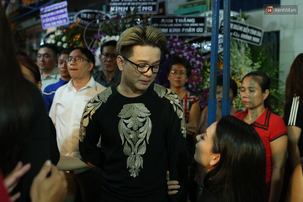 Nghệ sĩ Cát Phượng, vợ chồng Ốc Thanh Vân,... tới viếng danh hài Khánh Nam trong ngày thứ 2 tổ chức tang lễ - Ảnh 6. Nghệ sĩ Cát Phượng, vợ chồng Ốc Thanh Vân,... tới viếng danh hài Khánh Nam trong ngày thứ 2 tổ chức tang lễ - Ảnh 6.