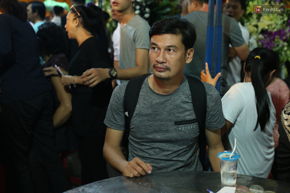 Nghệ sĩ Cát Phượng, vợ chồng Ốc Thanh Vân,... tới viếng danh hài Khánh Nam trong ngày thứ 2 tổ chức tang lễ - Ảnh 7. Nghệ sĩ Cát Phượng, vợ chồng Ốc Thanh Vân,... tới viếng danh hài Khánh Nam trong ngày thứ 2 tổ chức tang lễ - Ảnh 7.