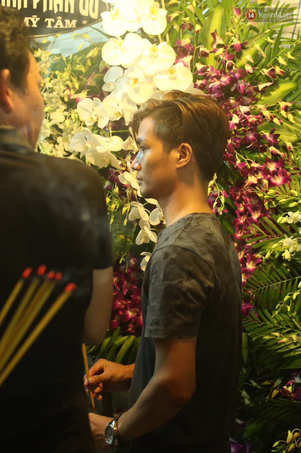 Nghệ sĩ Cát Phượng, vợ chồng Ốc Thanh Vân,... tới viếng danh hài Khánh Nam trong ngày thứ 2 tổ chức tang lễ - Ảnh 8. Nghệ sĩ Cát Phượng, vợ chồng Ốc Thanh Vân,... tới viếng danh hài Khánh Nam trong ngày thứ 2 tổ chức tang lễ - Ảnh 8.