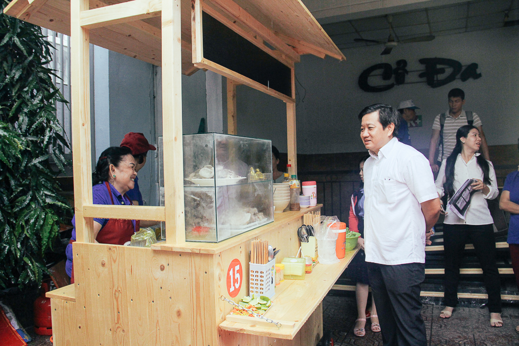 Lãnh đạo quận 1 lì xì cho các tiểu thương trong ngày khai trương Phố hàng rong thứ 2 ở Sài Gòn - Ảnh 5. Lãnh đạo quận 1 lì xì cho các tiểu thương trong ngày khai trương Phố hàng rong thứ 2 ở Sài Gòn - Ảnh 5.