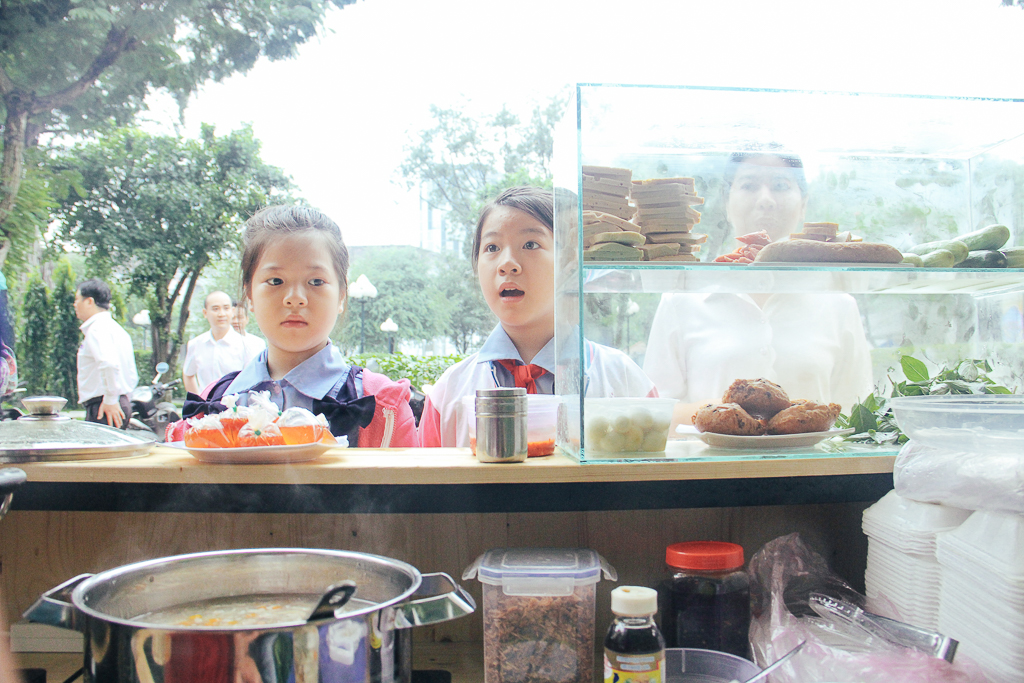 Lãnh đạo quận 1 lì xì cho các tiểu thương trong ngày khai trương Phố hàng rong thứ 2 ở Sài Gòn - Ảnh 2. Lãnh đạo quận 1 lì xì cho các tiểu thương trong ngày khai trương Phố hàng rong thứ 2 ở Sài Gòn - Ảnh 2.