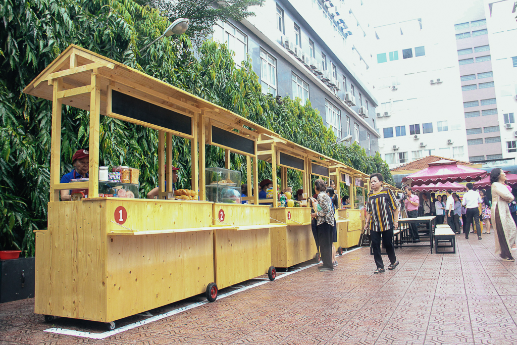 Lãnh đạo quận 1 lì xì cho các tiểu thương trong ngày khai trương Phố hàng rong thứ 2 ở Sài Gòn - Ảnh 1. Lãnh đạo quận 1 lì xì cho các tiểu thương trong ngày khai trương Phố hàng rong thứ 2 ở Sài Gòn - Ảnh 1.