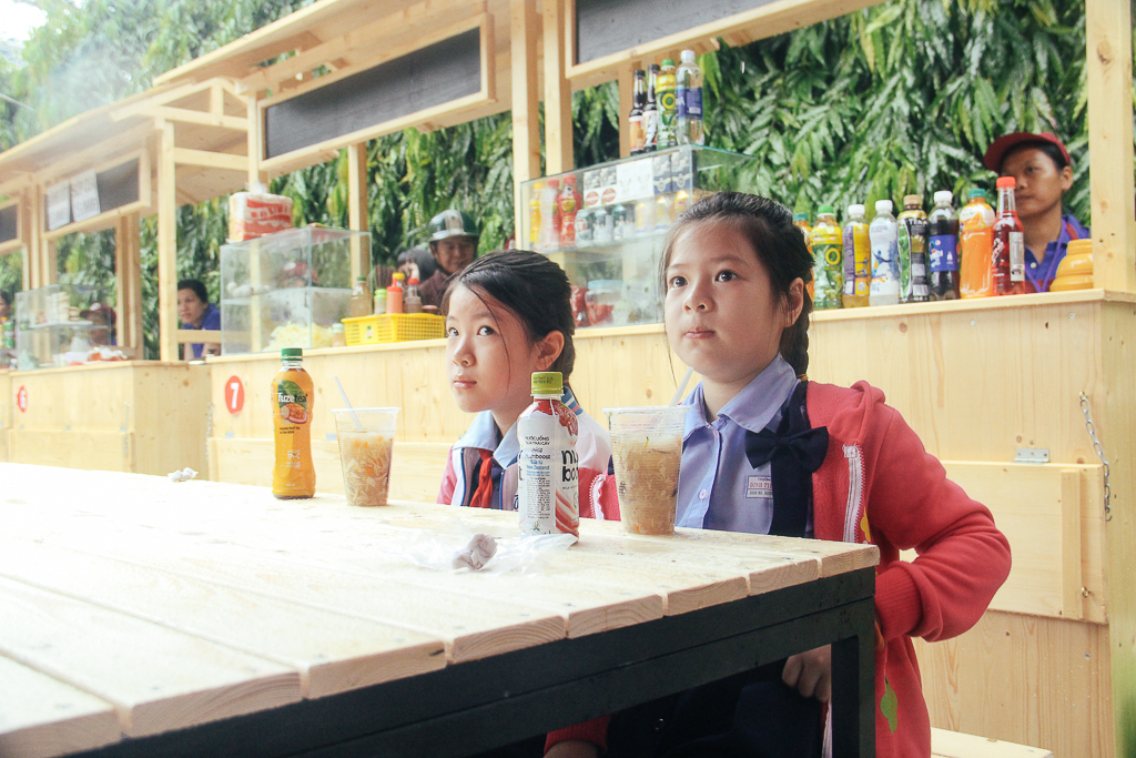 Lãnh đạo quận 1 lì xì cho các tiểu thương trong ngày khai trương Phố hàng rong thứ 2 ở Sài Gòn - Ảnh 3. Lãnh đạo quận 1 lì xì cho các tiểu thương trong ngày khai trương Phố hàng rong thứ 2 ở Sài Gòn - Ảnh 3.