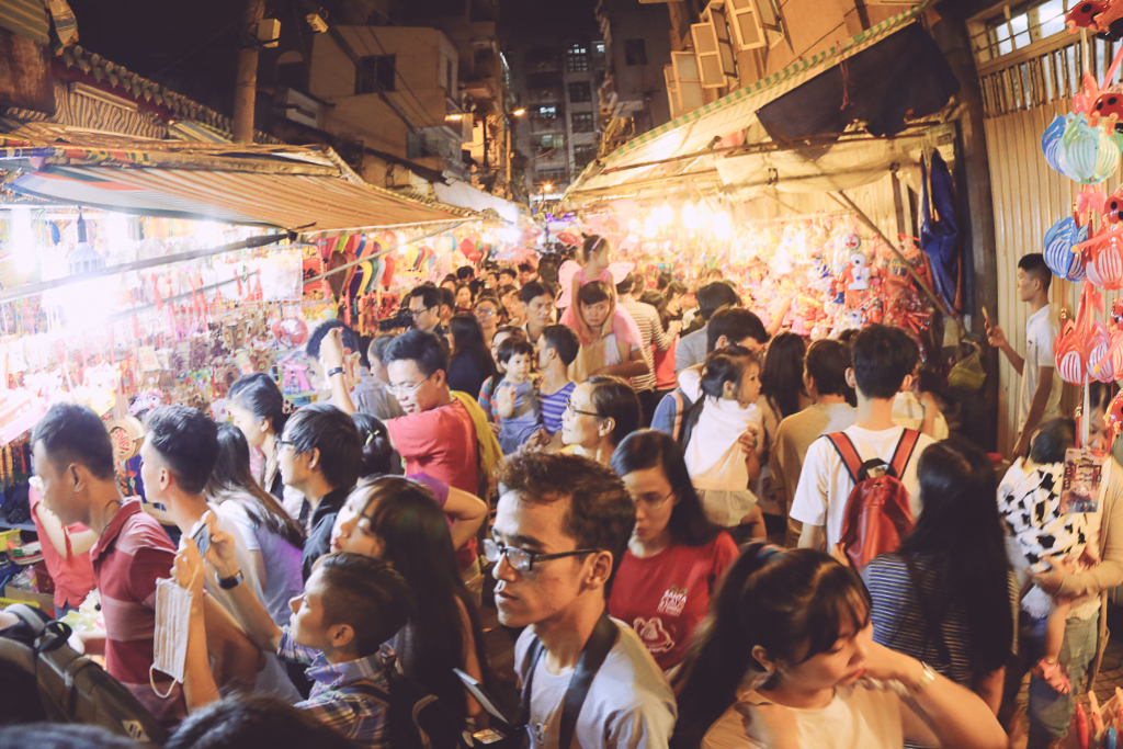 Phố lồng đèn ở Sài Gòn bắt đầu nhộn nhịp, nhiều điểm giữ xe tự phát chặt chém giá 40.000 đồng/lượt - Ảnh 1. Phố lồng đèn ở Sài Gòn bắt đầu nhộn nhịp, nhiều điểm giữ xe tự phát chặt chém giá 40.000 đồng/lượt - Ảnh 1.