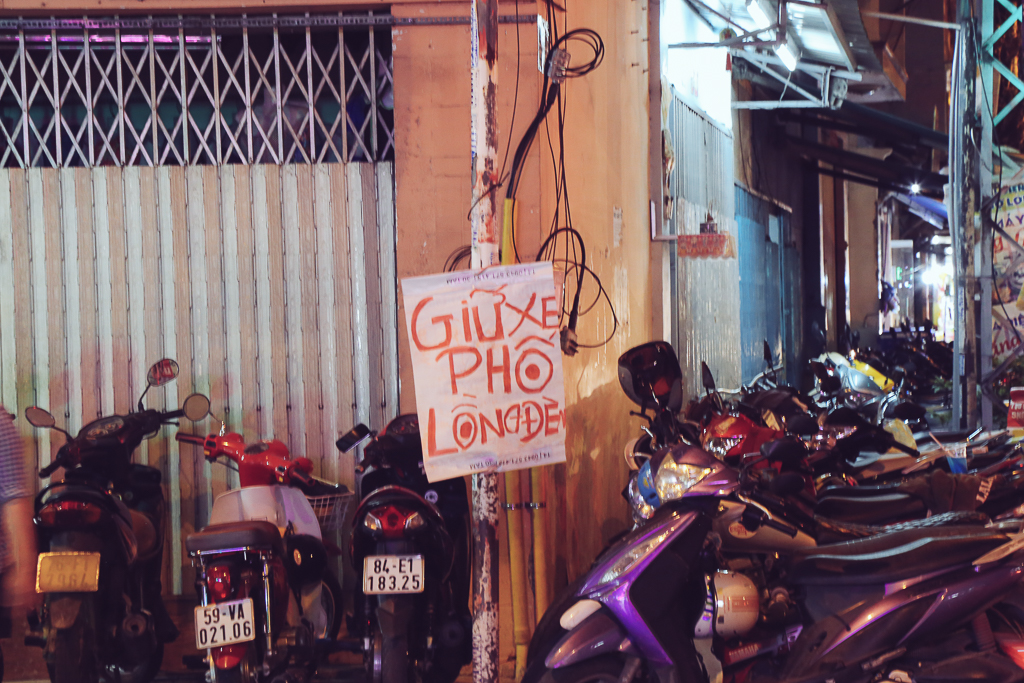 Phố lồng đèn ở Sài Gòn bắt đầu nhộn nhịp, nhiều điểm giữ xe tự phát chặt chém giá 40.000 đồng/lượt - Ảnh 5. Phố lồng đèn ở Sài Gòn bắt đầu nhộn nhịp, nhiều điểm giữ xe tự phát chặt chém giá 40.000 đồng/lượt - Ảnh 5.