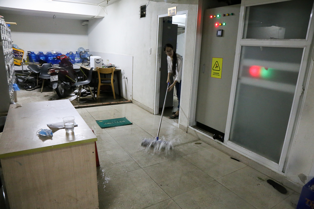 Chùm ảnh: Khu biệt thự quận 7 ở Sài Gòn chìm trong biển nước mênh mông sau cơn mưa lớn kèm sấm sét - Ảnh 6. Chùm ảnh: Khu biệt thự quận 7 ở Sài Gòn chìm trong biển nước mênh mông sau cơn mưa lớn kèm sấm sét - Ảnh 6.