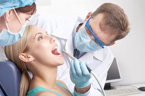 Xem chuyên gia bật mí quy trình hô biến răng vàng ố thành răng trắng - Ảnh 1.