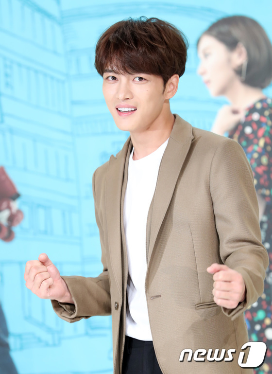 Jaejoong trở lại điển trai như hoàng tử, UEE diện váy rách hay cố tình? - Ảnh 7. Jaejoong trở lại điển trai như hoàng tử, UEE diện váy rách hay cố tình? - Ảnh 7.