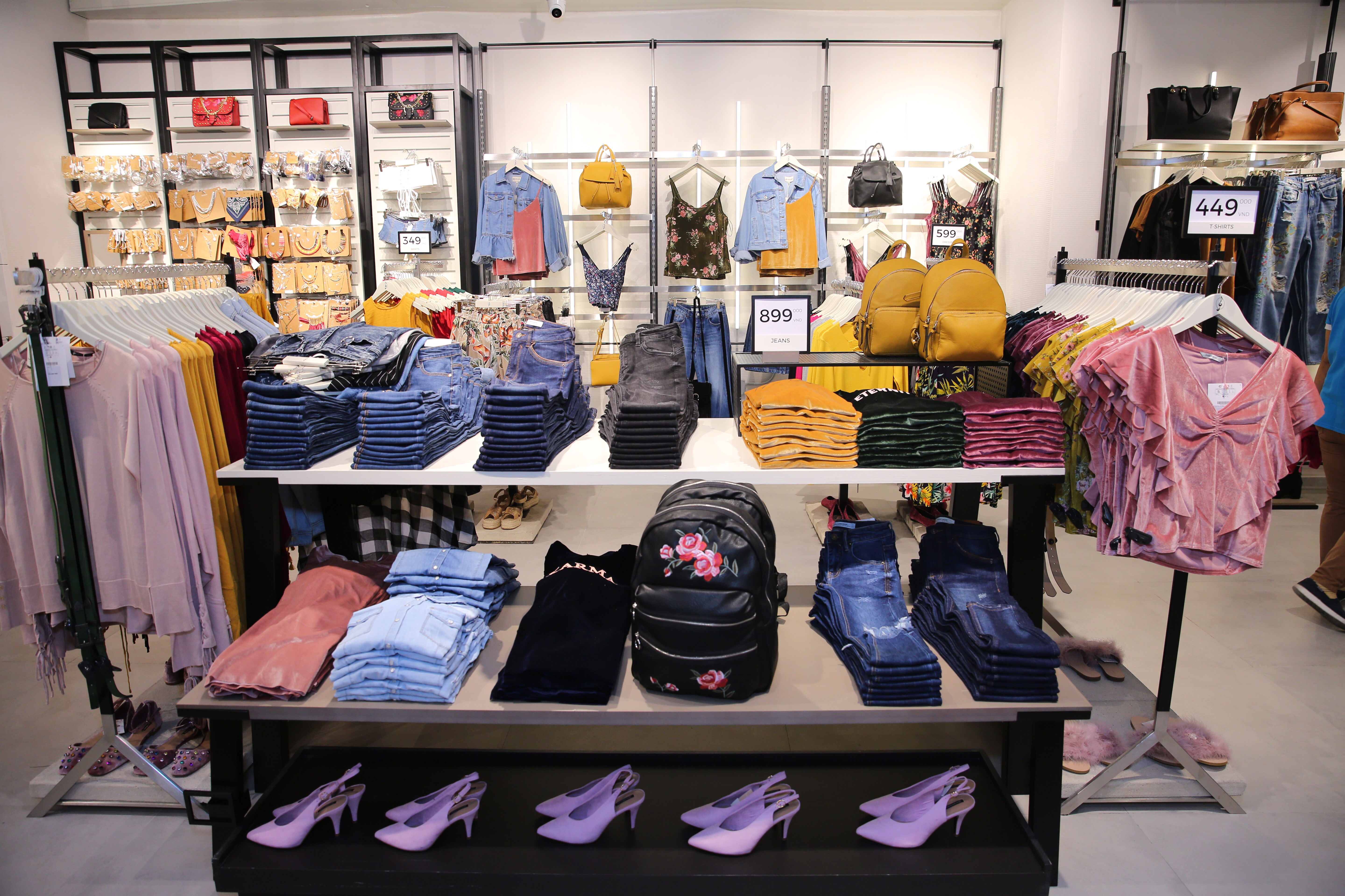 Stradivarius Việt Nam khai trương: Đồ đẹp giá siêu dễ chịu, áo phông cao nhất chỉ 249.000 đồng - Ảnh 15. Stradivarius Việt Nam khai trương: Đồ đẹp giá siêu dễ chịu, áo phông cao nhất chỉ 249.000 đồng - Ảnh 15.