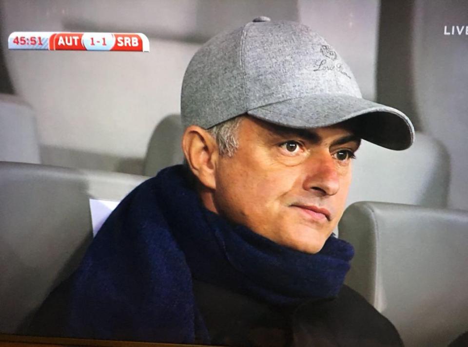 CĐV M.U không biết Mourinho làm gì ở trận đấu giữa Serbia và Áo - Ảnh 2. CĐV M.U không biết Mourinho làm gì ở trận đấu giữa Serbia và Áo - Ảnh 2.