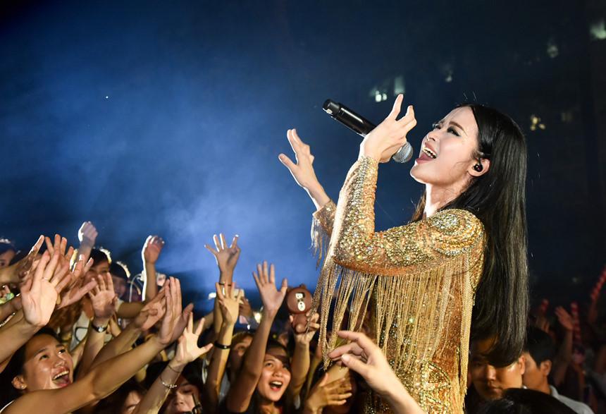 Đông Nhi tất bật công việc vẫn không quên chăm lo gà cưng Lip B - Ảnh 2. Đông Nhi tất bật công việc vẫn không quên chăm lo gà cưng Lip B - Ảnh 2.