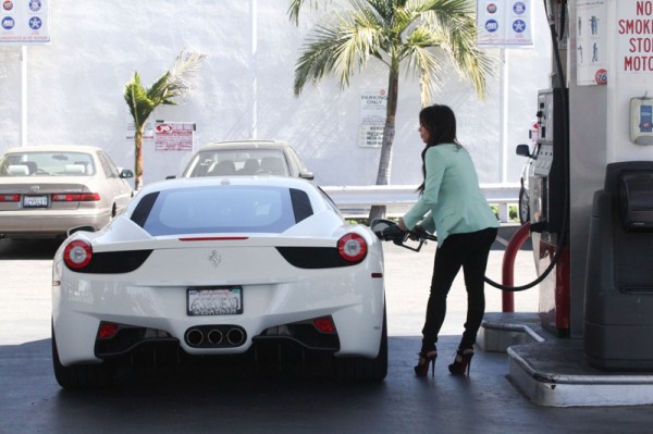 kim-kardashian-ferrari-458-600x399-14896