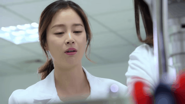 Mang bầu 8 tháng, Kim Tae Hee vẫn vừa mang giày cao gót, vừa miệt mài làm việc - Ảnh 5. Mang bầu 8 tháng, Kim Tae Hee vẫn vừa mang giày cao gót, vừa miệt mài làm việc - Ảnh 5.