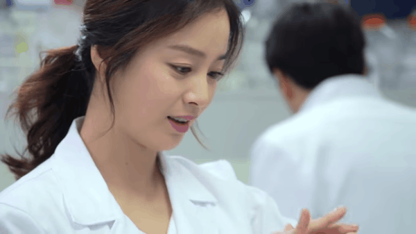 Mang bầu 8 tháng, Kim Tae Hee vẫn vừa mang giày cao gót, vừa miệt mài làm việc - Ảnh 4. Mang bầu 8 tháng, Kim Tae Hee vẫn vừa mang giày cao gót, vừa miệt mài làm việc - Ảnh 4.