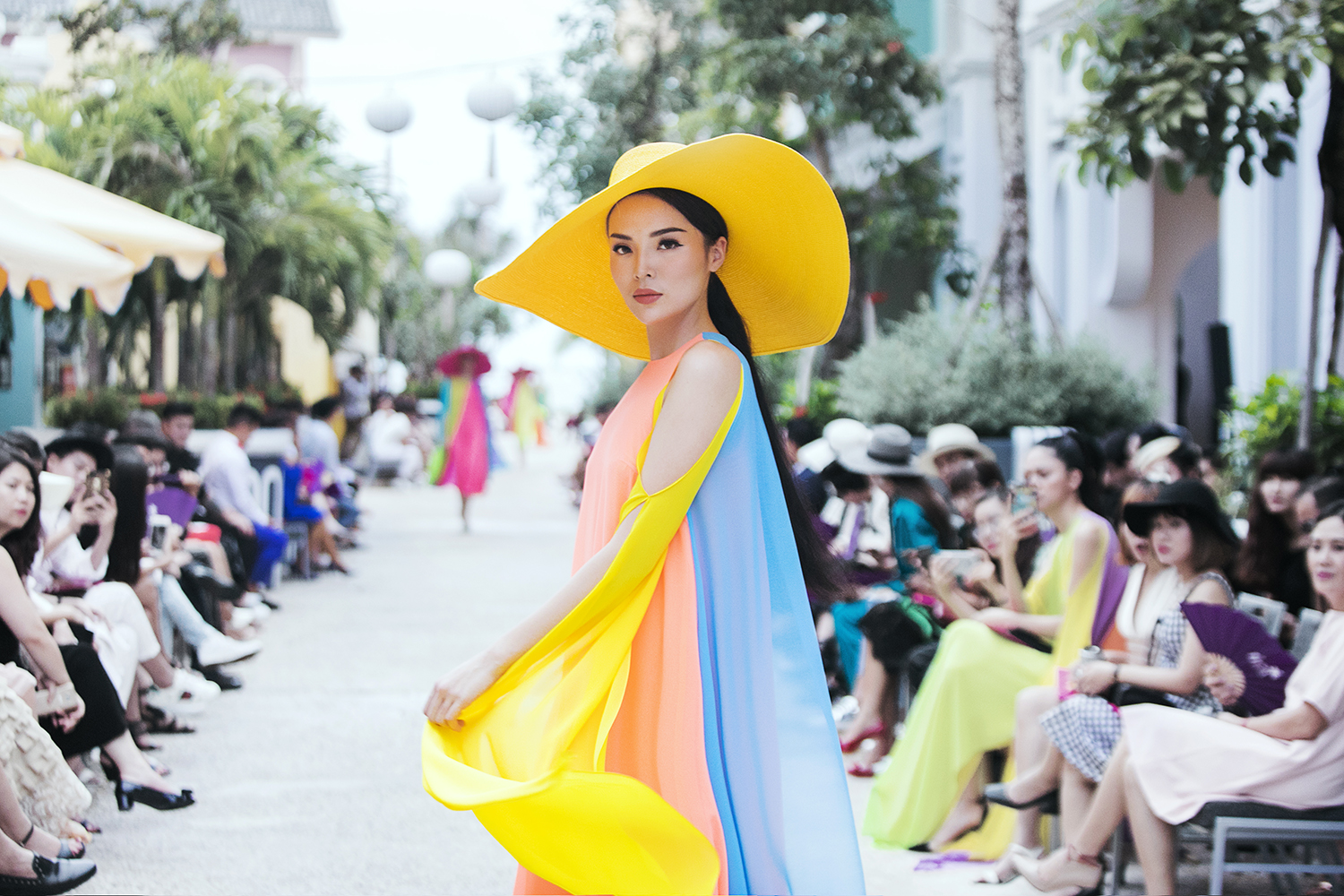 Đâu cần vương miện, Kỳ Duyên cũng vẫn đăng quang rạng ngời trên mọi sàn catwalk - Ảnh 4. Đâu cần vương miện, Kỳ Duyên cũng vẫn đăng quang rạng ngời trên mọi sàn catwalk - Ảnh 4.