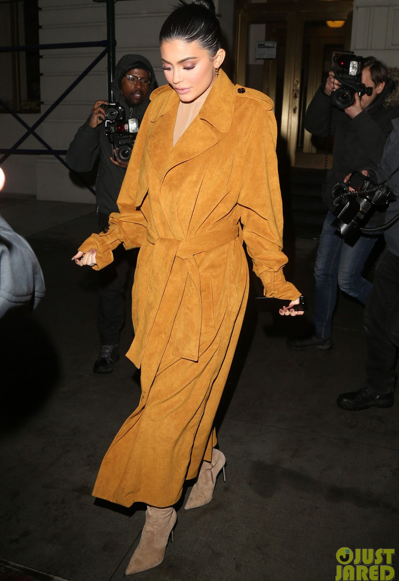 Không còn ngôn từ nào diễn tả nổi về thời trang phản cảm của Kylie Jenner! - Ảnh 4. Không còn ngôn từ nào diễn tả nổi về thời trang phản cảm của Kylie Jenner! - Ảnh 4.