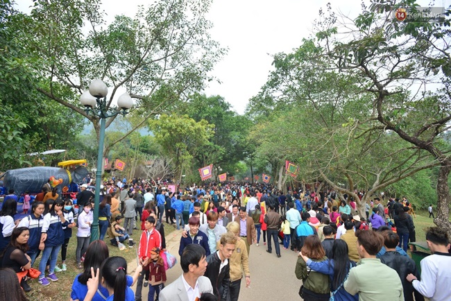 Hà Nội: Biển người chen nhau tham dự Hội Gióng - Đền Sóc - Ảnh 9. Hà Nội: Biển người chen nhau tham dự Hội Gióng - Đền Sóc - Ảnh 9.
