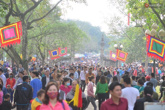 Hà Nội: Biển người chen nhau tham dự Hội Gióng - Đền Sóc - Ảnh 10. Hà Nội: Biển người chen nhau tham dự Hội Gióng - Đền Sóc - Ảnh 10.