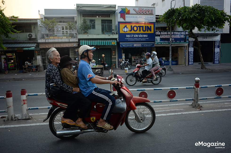 Một ngày lang thang của đội quân bô lão bán vé số giữa Sài Gòn - Ảnh 24.