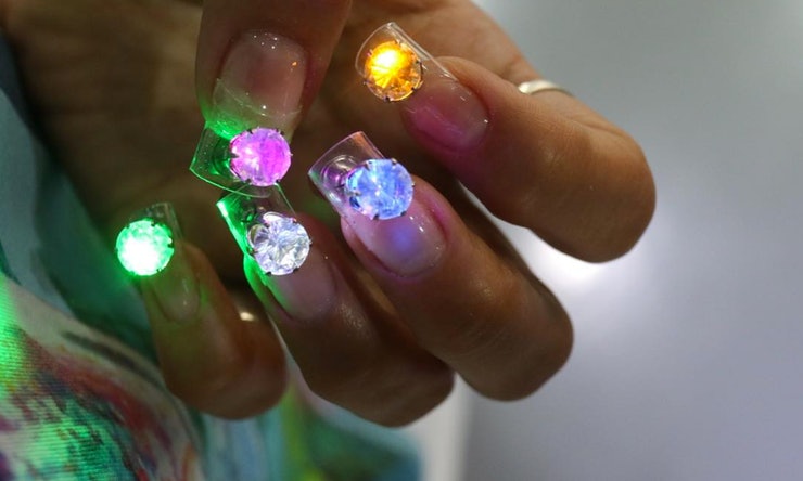 Mốt gắn đèn LED lên móng tay để quẩy cho hay - Ảnh 2. Mốt gắn đèn LED lên móng tay để quẩy cho hay - Ảnh 2.