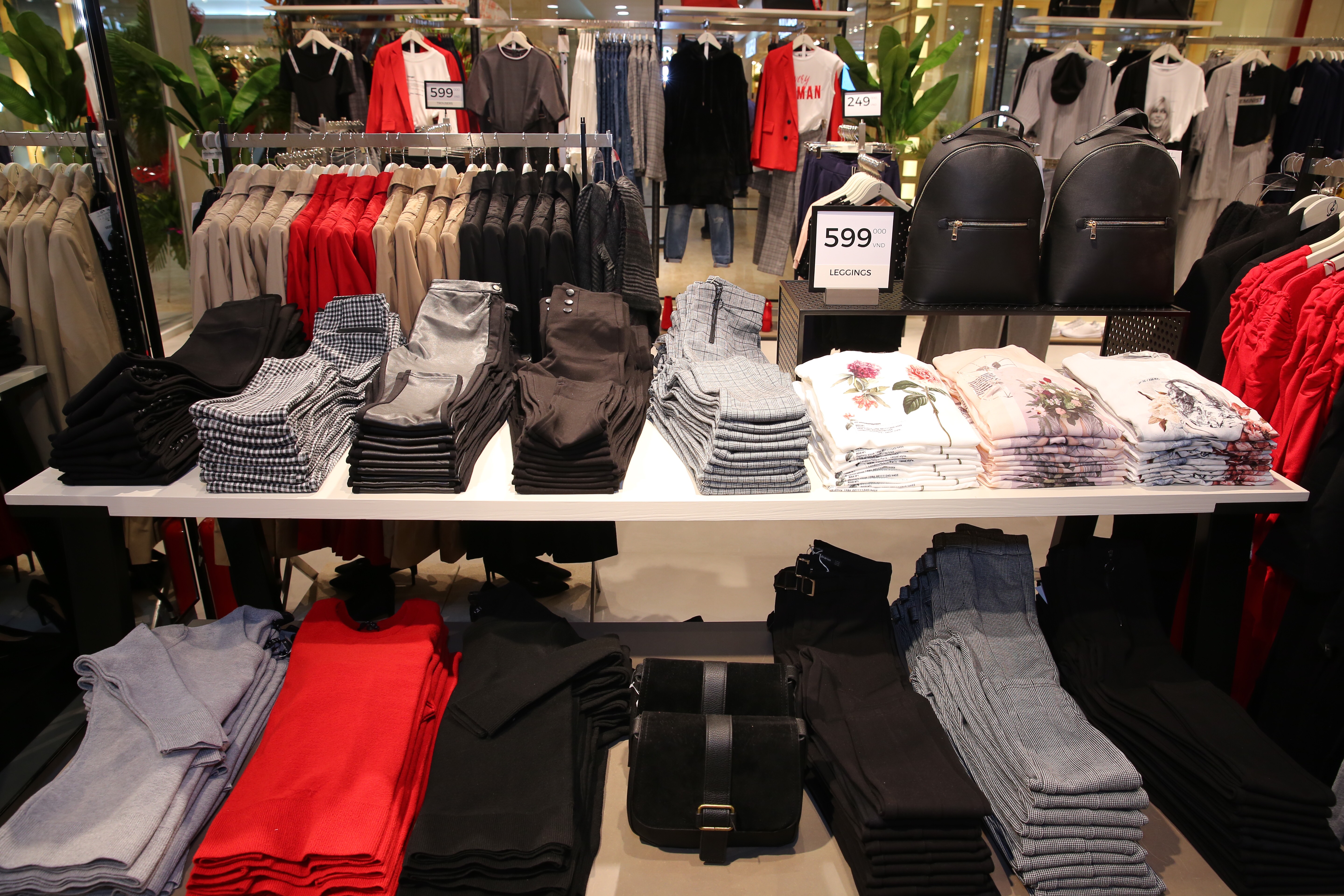 Stradivarius Việt Nam khai trương: Đồ đẹp giá siêu dễ chịu, áo phông cao nhất chỉ 249.000 đồng - Ảnh 13. Stradivarius Việt Nam khai trương: Đồ đẹp giá siêu dễ chịu, áo phông cao nhất chỉ 249.000 đồng - Ảnh 13.