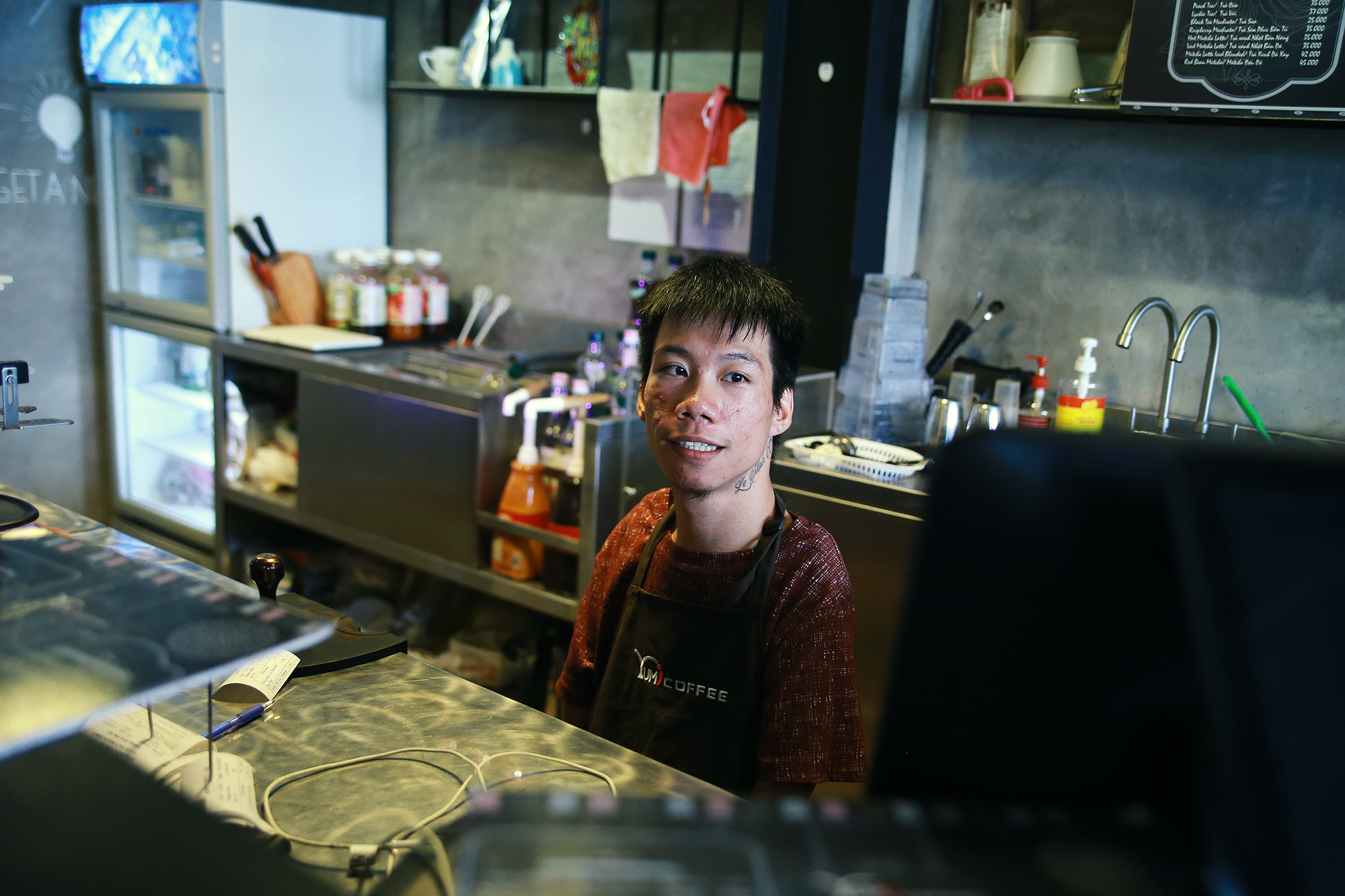 Không chỉ là họa sĩ khuyết tật, Lê Minh Châu đã trở thành chủ quán cafe kết hợp lớp dạy vẽ ở Sài Gòn - Ảnh 5. Không chỉ là họa sĩ khuyết tật, Lê Minh Châu đã trở thành chủ quán cafe kết hợp lớp dạy vẽ ở Sài Gòn - Ảnh 5.
