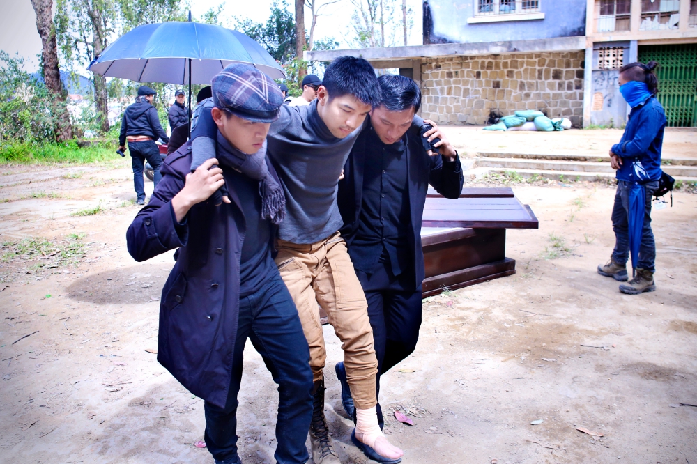 Nhã Phương, Cường Seven tả tơi vì làm người hùng của Victor Vũ - Ảnh 10. Nhã Phương, Cường Seven tả tơi vì làm người hùng của Victor Vũ - Ảnh 10.